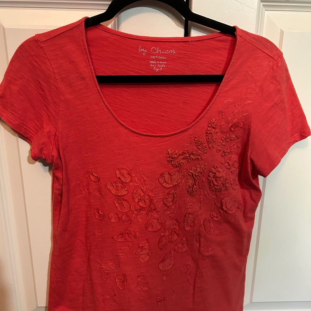 Chicos Shirt Top Women’s 0 Large Coral Short Sleeve Flower Trim Accent T-Shirt